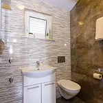 Violeta 2 With Parking Apartman *